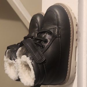 Black sherpa-lined boots for kids